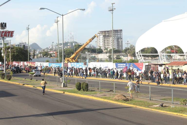 Se descontrola jornada de vacunación para rezagados en Mazatlán y cientos se aglomeran