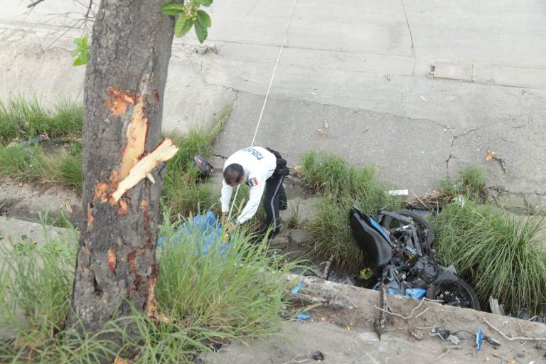 Hombre muere tras chocar en motocicleta y caer a canal pluvial en Mazatlán