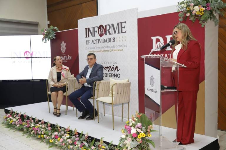 Entrega presidenta del Sistema DIF Municipal su informe de actividades 2023-2024