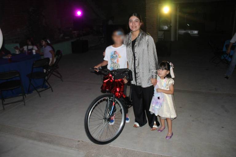 Rosarenses cumplen el sueño de tener piñata y bici nueva a Diego, el niño del papalote