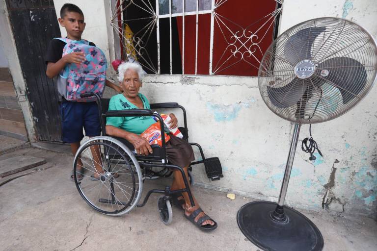 Recibe Rita donativo hecho por una lectora de Noroeste