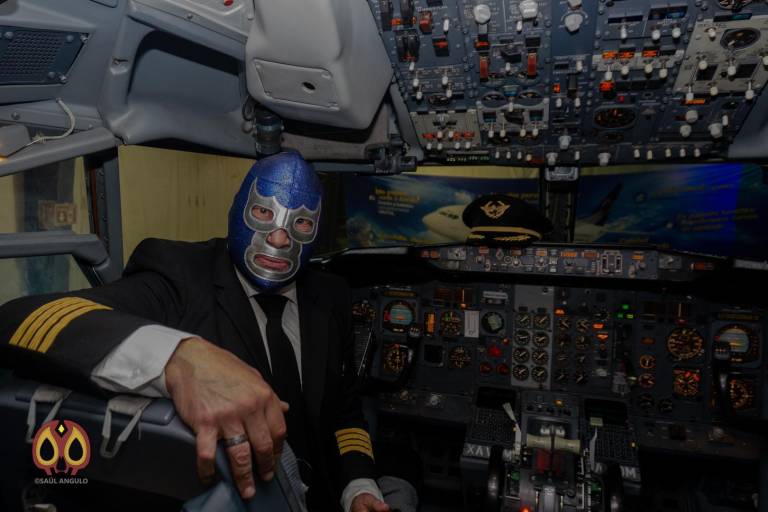 Recibe el luchador Blue Demon homenaje por Aerolínea Mexicana