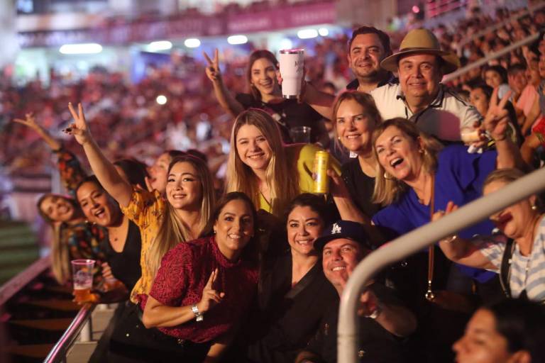 Disfrutan del primer concierto de Christian Nodal en Mazatlán