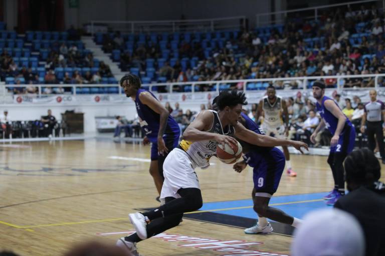 Venados Basketball barre a Halcones y se lleva la serie