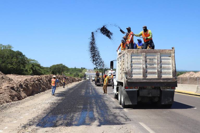 Parchan baches de la carretera Mármol-El Quelite