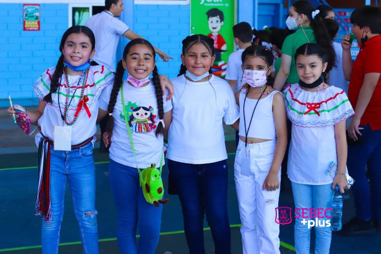 Gritan ¡Viva México! en el Colegio Sebec