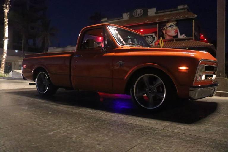 Semana de la Troca: Cientos de camionetas recorren el malecón de Mazatlán