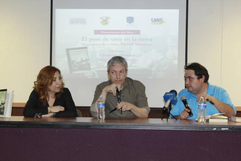 Presenta David Toscana su obra ‘El peso de vivir en la tierra’
