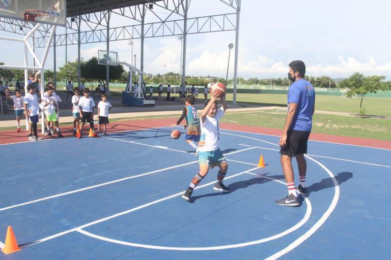 Aprenden las técnicas del baloncesto en el Campamento de Verano Academia Delfines