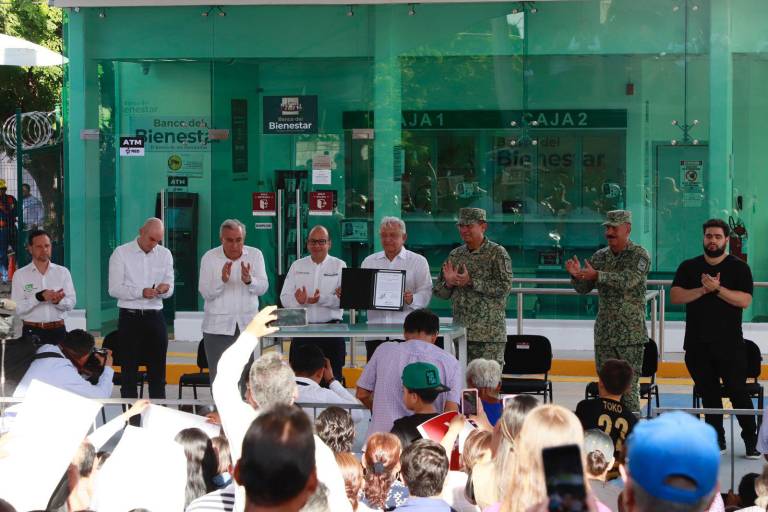 Recibe AMLO las construcciones del Banco del Bienestar desde Culiacán