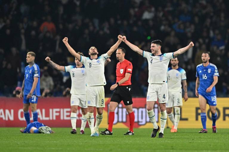 Inglaterra vence a Italia en Nápoles