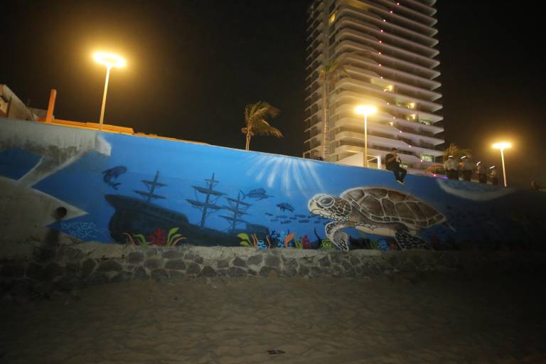 Pintan la vida marina en bardas del malecón de Mazatlán