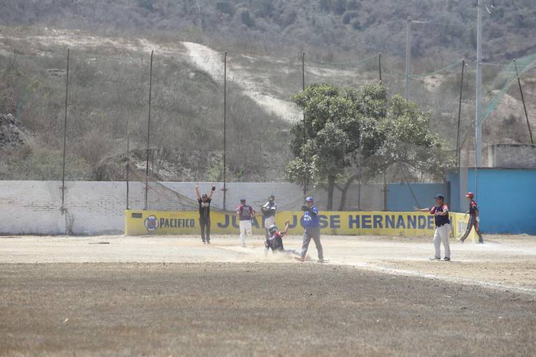 Grupo Rigel y Familia Escobar van por la corona del beisbol Máster del Club Chololos