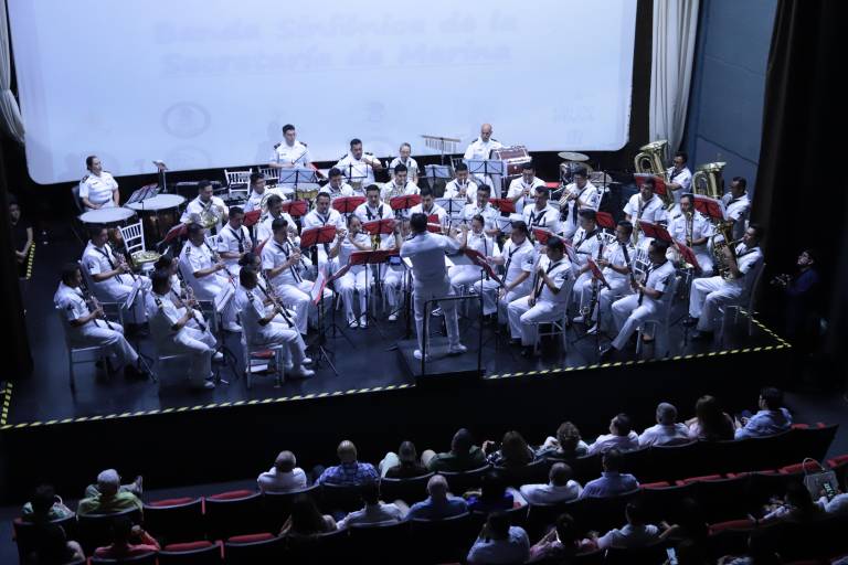 Deleitan marinos con música sinaloense a los mazatlecos