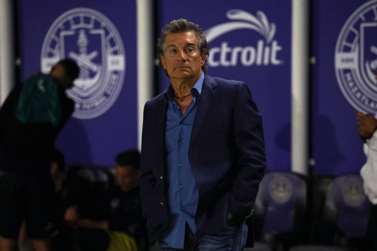 Mazatlán cesa a Romano y hace limpia en el equipo