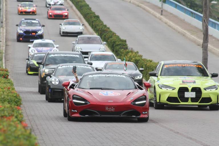 Autos de lujo como Lamborghini, Ferrari, Porsche, McLaren y otros recorren Mazatlán