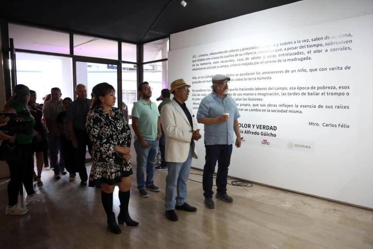 Pone el artista Luis Alfredo Güicho color a la gente de pueblo