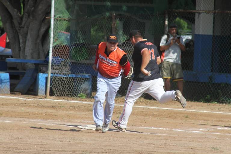 Los Plebes del Rancho dan el primer golpe en la final de la Liga de Beisbol Eco Taxis Verdes