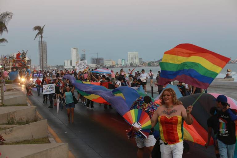 Aprueban reconocimiento a promotores de primera Marcha del Orgullo Gay en Mazatlán