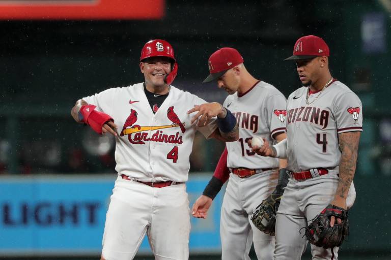 Cardenales zarandean a Humberto Castellanos