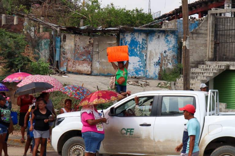 Pobladores de Acapulco afectados por ‘Otis’ retienen a trabajadores de la CFE para exigir suministro