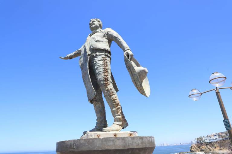 Monumento de José Alfredo Jiménez, en Mazatlán, está en el abandono y descuidado