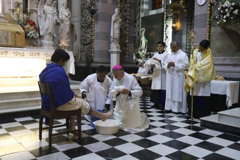 Conmemoran la Sagrada Eucaristía en la Cena del Señor y el lavatorio de los pies