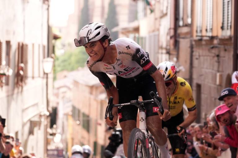 Isaac del Toro hace historia en el Giro de Italia y viste la maglia rosa de líder