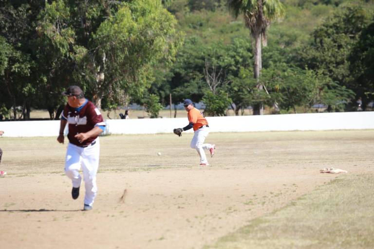 Familia Jiménez saca apurado triunfo en Liga de Beisbol del Chololos