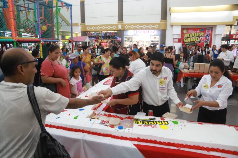Casa Ley celebra con un pastel en Mazatlán su 69 aniversario