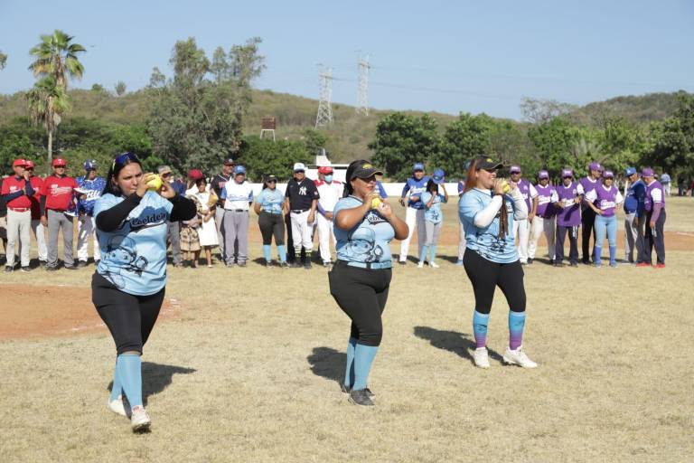 Rinden múltiples homenajes en Liga de Beisbol del Chololos