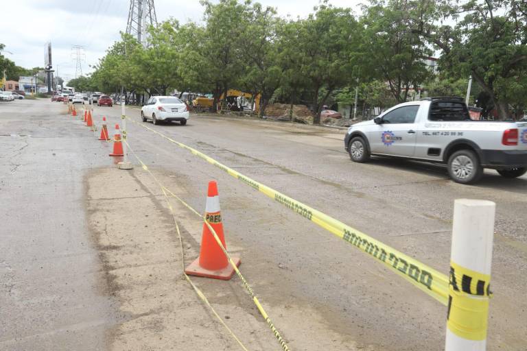 Conductores se topan con vialidad cerrada en Avenida Las Torres este jueves