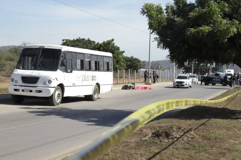 Motociclista muere arrollado por camión urbano en Mazatlán