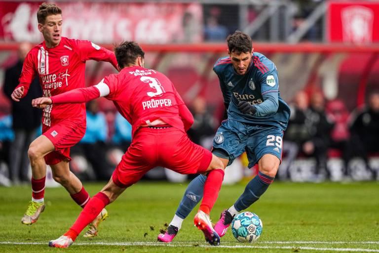 Santiago Giménez anota en empate del Feyenoord
