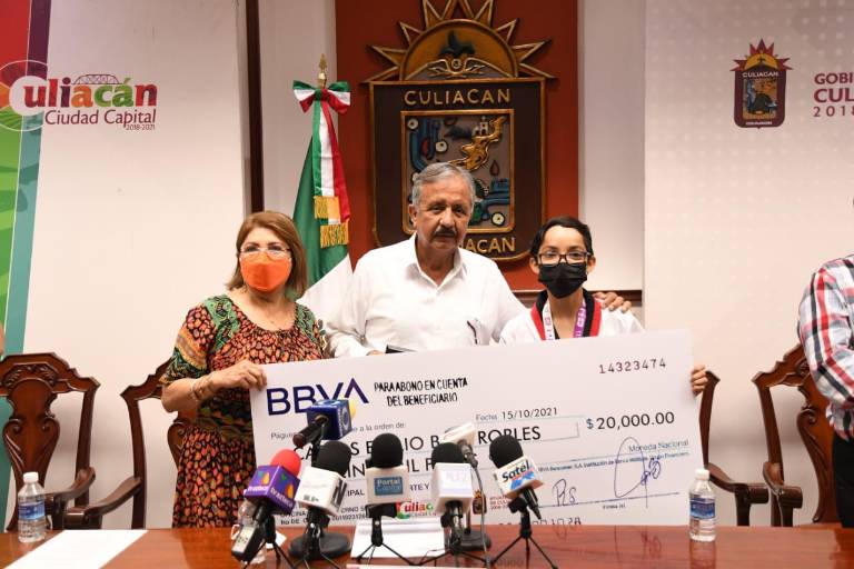 Carlos Emilio Báez recibe reconocimiento por su bronce en los Juegos Mundiales Escolares
