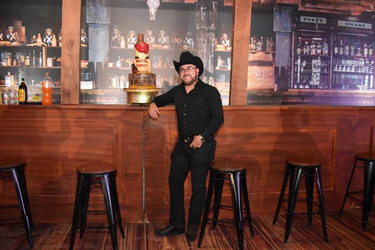 Celebra Aneudi Rendón su cumpleaños con una fiesta texana