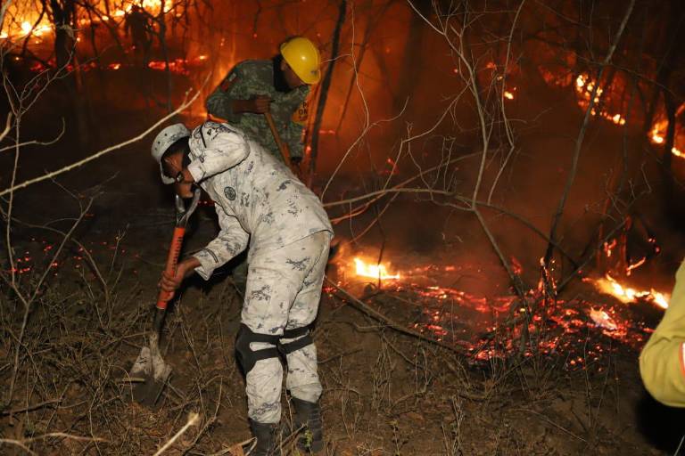 Alcanza la noche a quienes combaten el fuego en sierra de Concordia