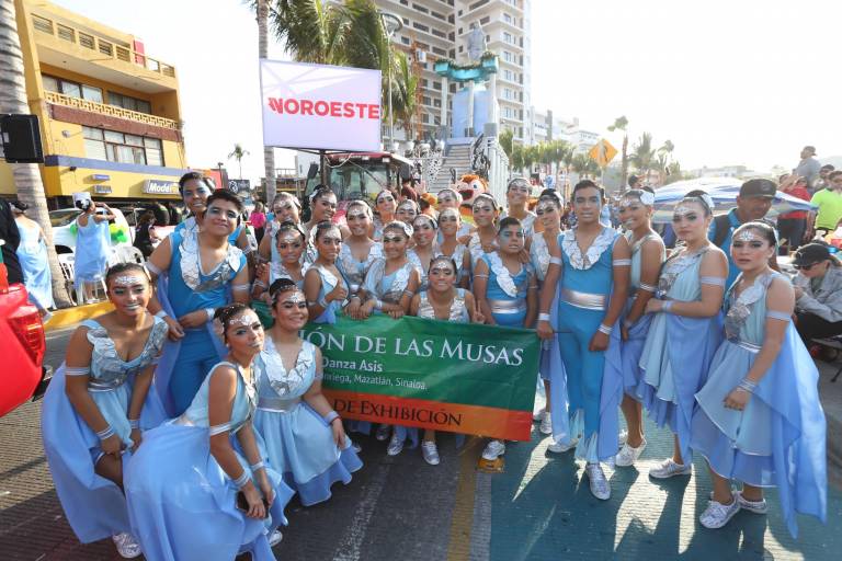 Mazatlecos y turistas disfrutan del primer desfile del Carnaval