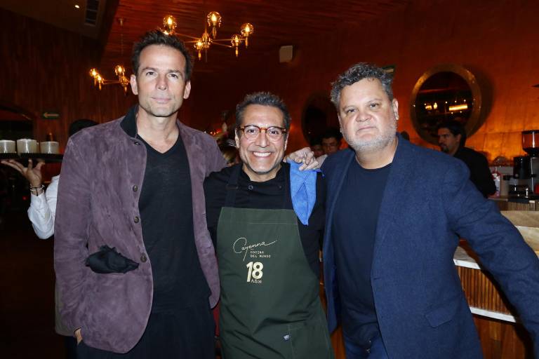 Festejan clientes y amigos 18 años del Restaurante Cayenna