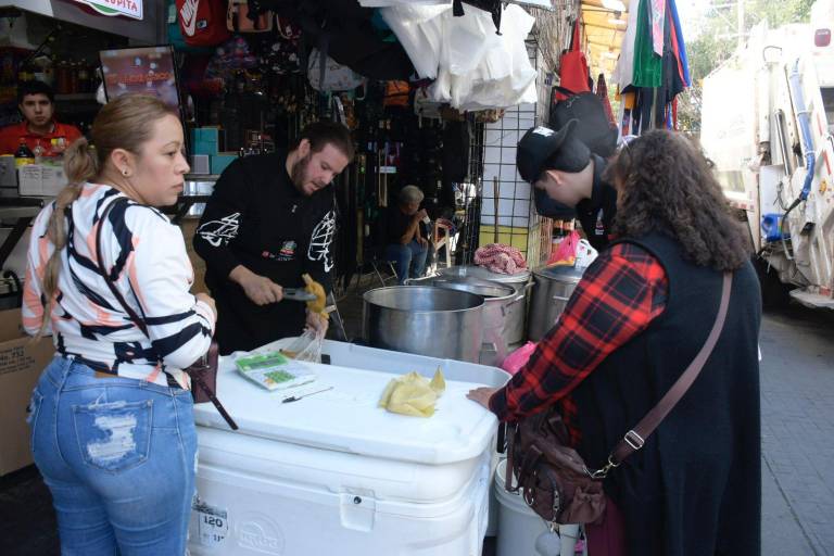 Culiacanenses cumplen con la promesa de comprar tamales el Día de la Candelaria