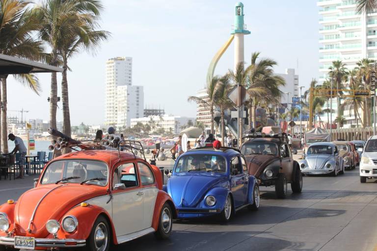 Cientos de automóviles Volkswagen desfilan en Mazatlán