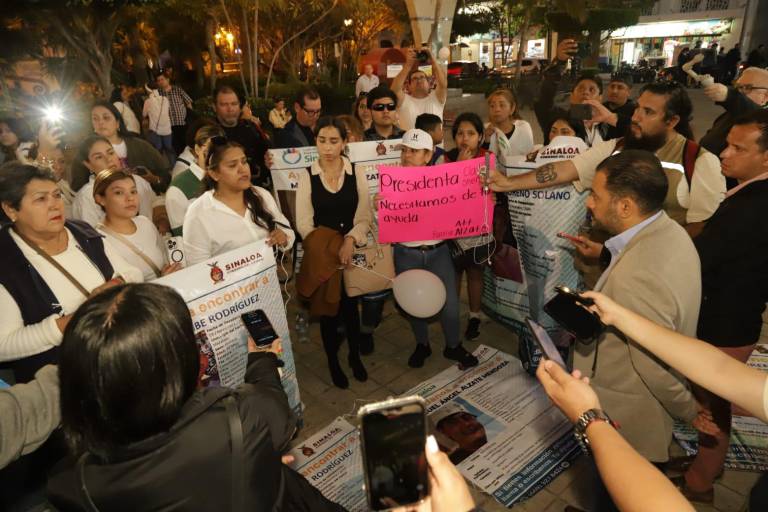 ‘Queremos paz en Sinaloa’, exigen manifestantes frente al Palacio Municipal de Mazatlán