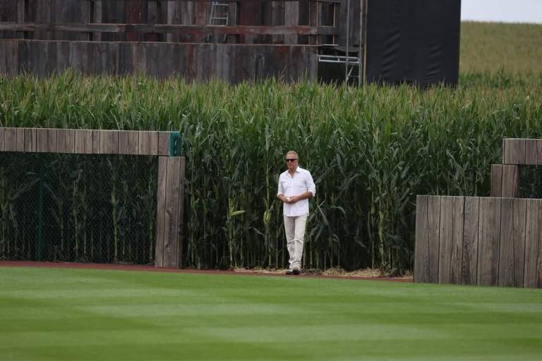 El actor Kevin Costner recibe a los jugadores de Yankees y White Sox para el ‘MLB en Field of dreams’
