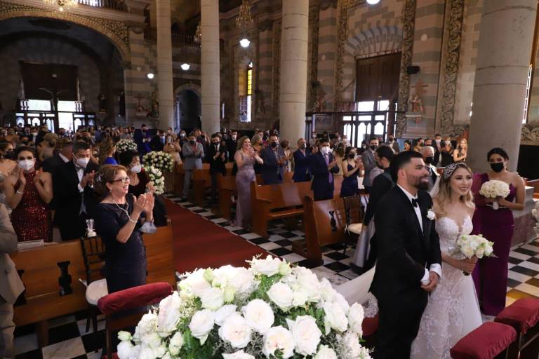 El beisbolista José Urquidy se casa con Estefanía Durán