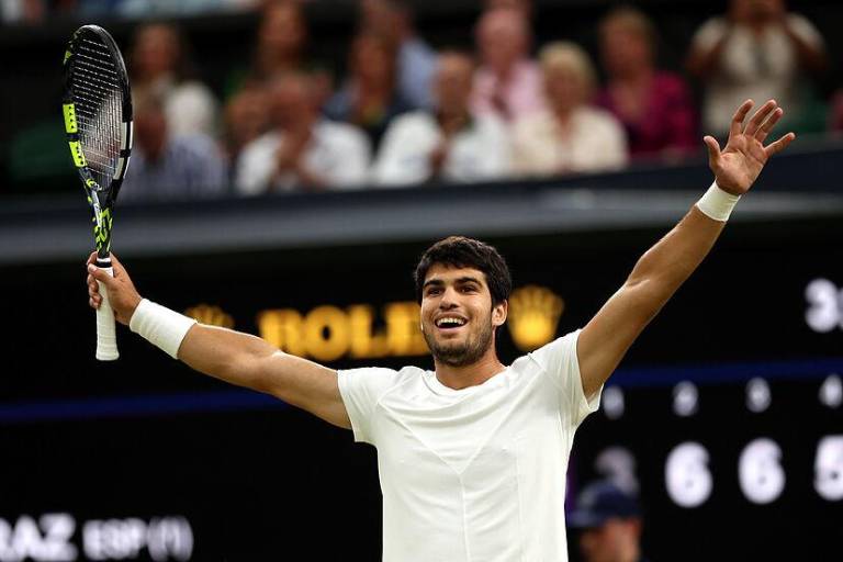 Carlos Alcaraz borda su primer Wimbledon tras vencer en duelo histórico a Novak Djokovic
