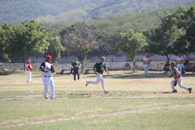 Familia Corlosqui es campeón de playoffs de 60 Años y Más, en el Chololos