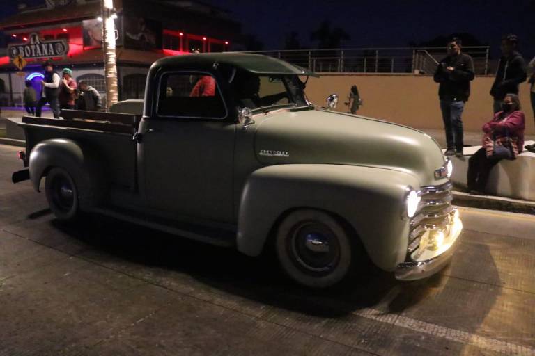 Semana de la Troca: Cientos de camionetas recorren el malecón de Mazatlán