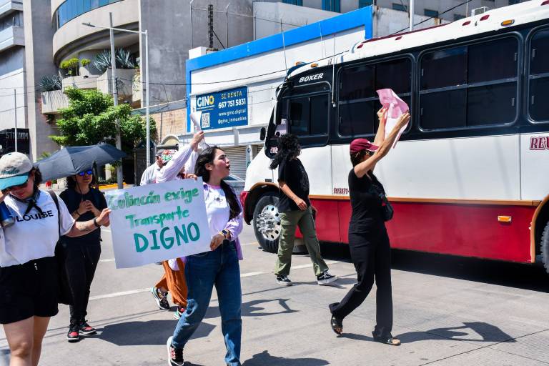 Marchan en Culiacán para exigir transporte público digno y accesible