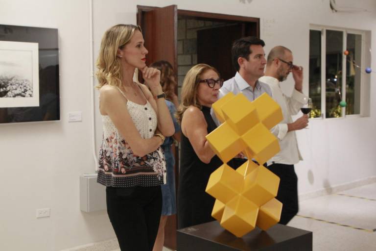 Coleccionistas pujan por obras en pro de La Casa del Maquío