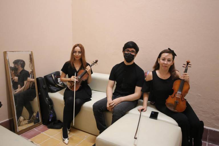 Llenan de romanticismo músicos mazatlecos a Casa Haas